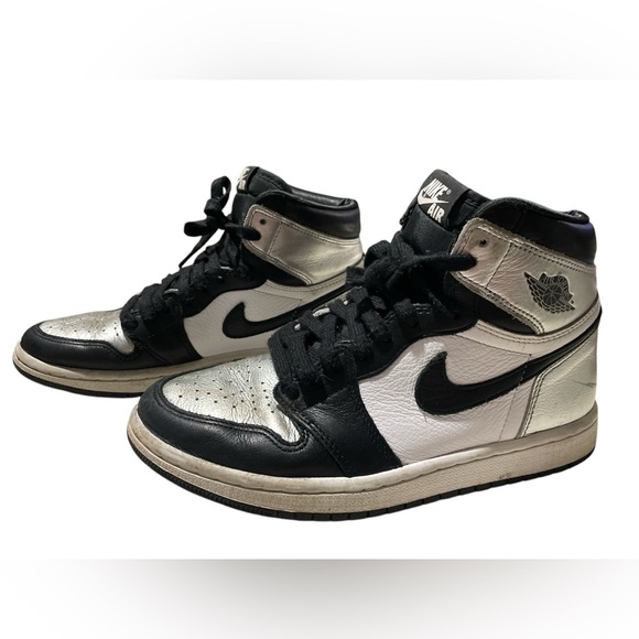 Nike Air Jordan RETRO 1 High-Top Sneakers - Picture 2 of 4